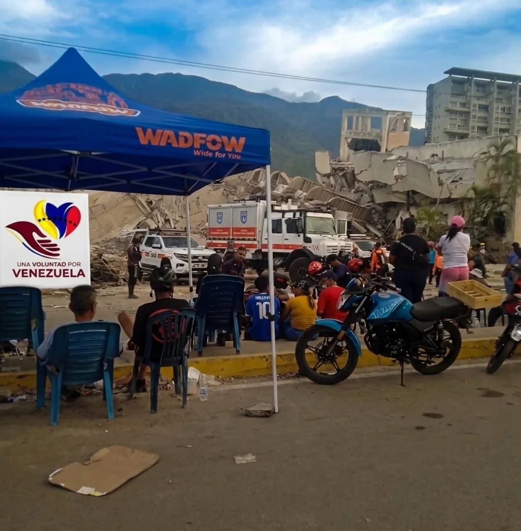 Punto de atención y acopio de Una Voluntad por Venezuela junto a un edificio colapsado