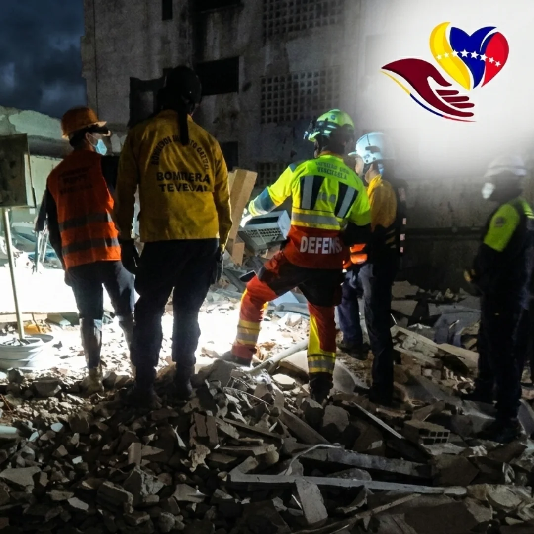Rescatistas, bomberos y defensa civil removiendo escombros tras el terremoto en Venezuela